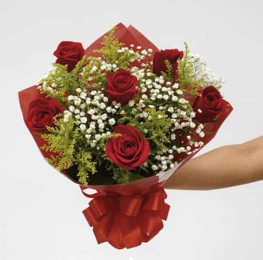 Buquê Clássico Com 6 Rosas Vermelhas E Folhagens
