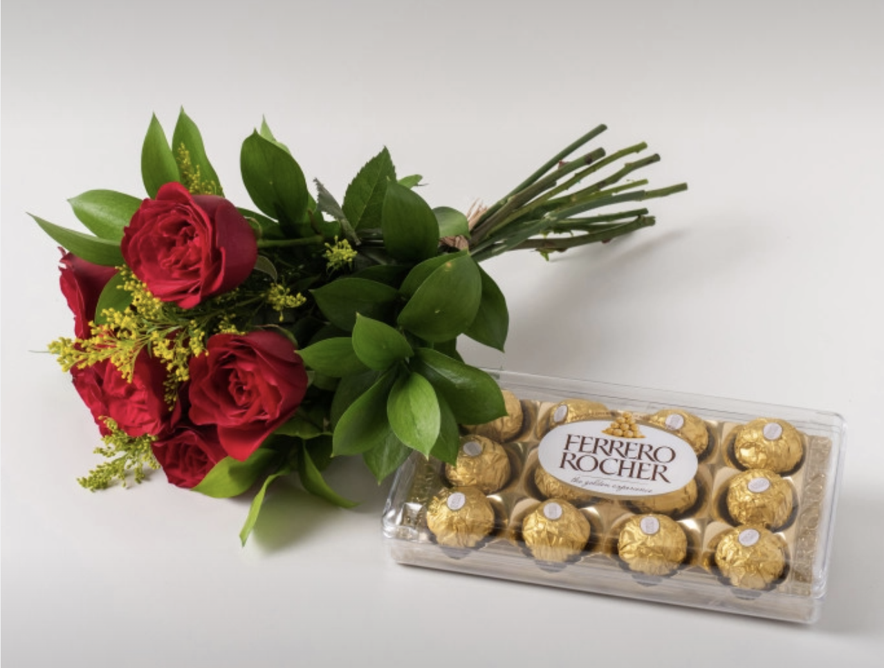 Buquê de 6 Rosas Vermelhas e Chocolates