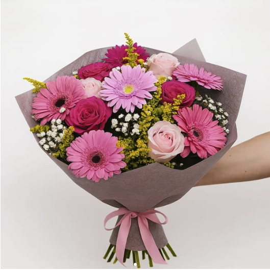 Buquê De Gérberas E Rosas Em Tons De Rosa