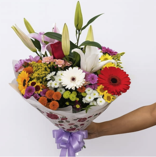 Buquê De Flores Do Campo Coloridas Com Lírios, Gérberas E Crisântemos