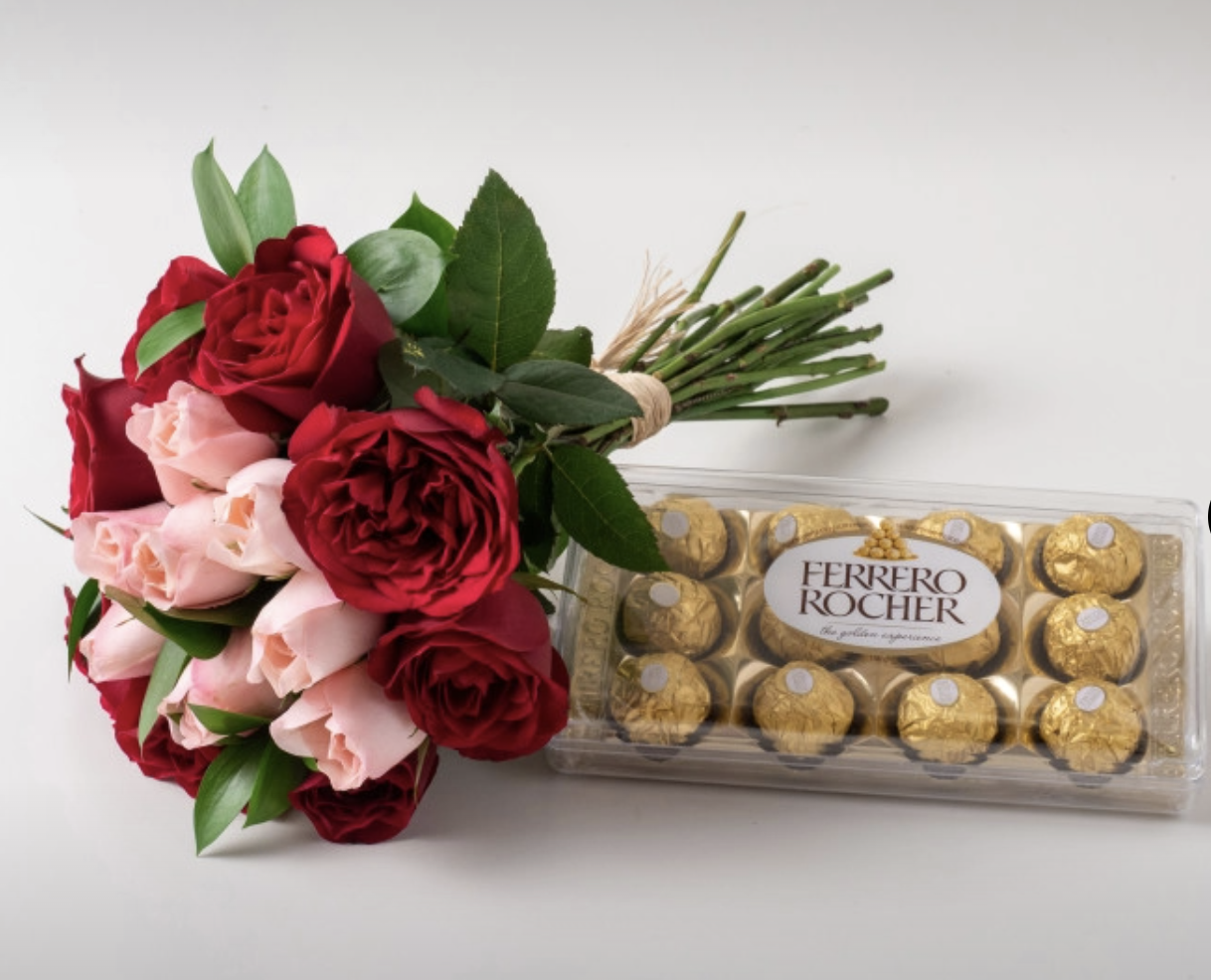 Buquê com 15 Rosas de Duas Cores e Chocolates